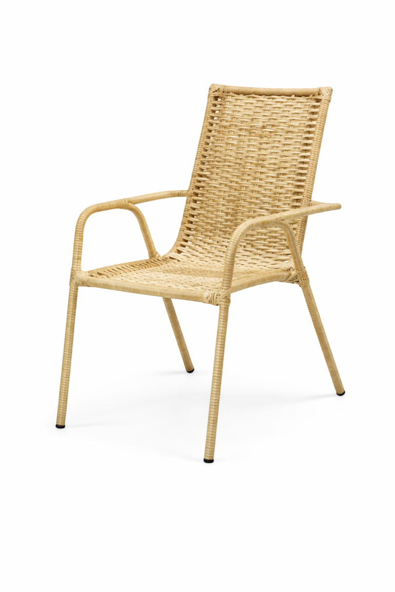 Cadeira de vime sobre fundo branco